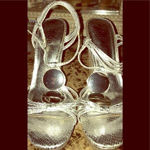 Size 6 adorable silver wedges